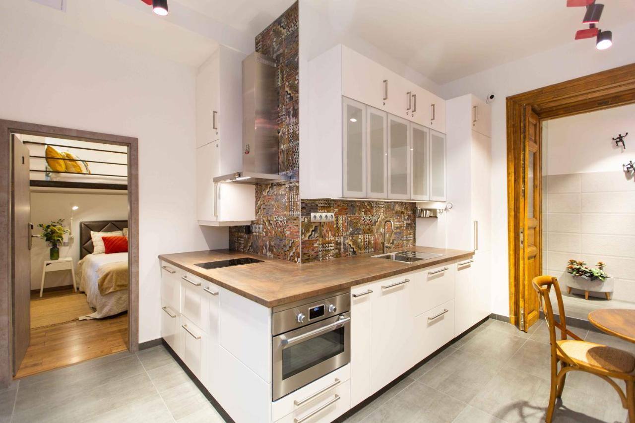 Premium Rooms By Hi5 - Style At The Comedy Theater Будапеща Екстериор снимка