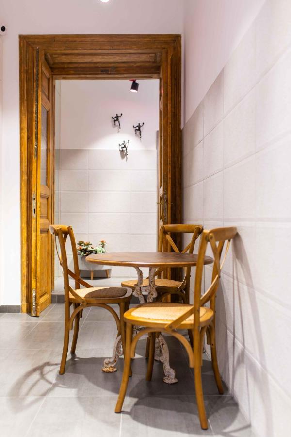 Premium Rooms By Hi5 - Style At The Comedy Theater Будапеща Екстериор снимка