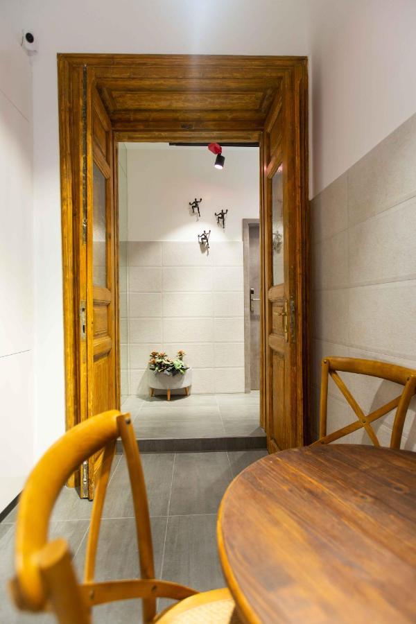 Premium Rooms By Hi5 - Style At The Comedy Theater Будапеща Екстериор снимка
